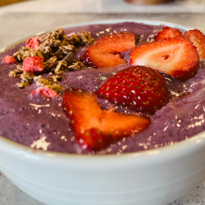 chocolate berry smoothie bowl